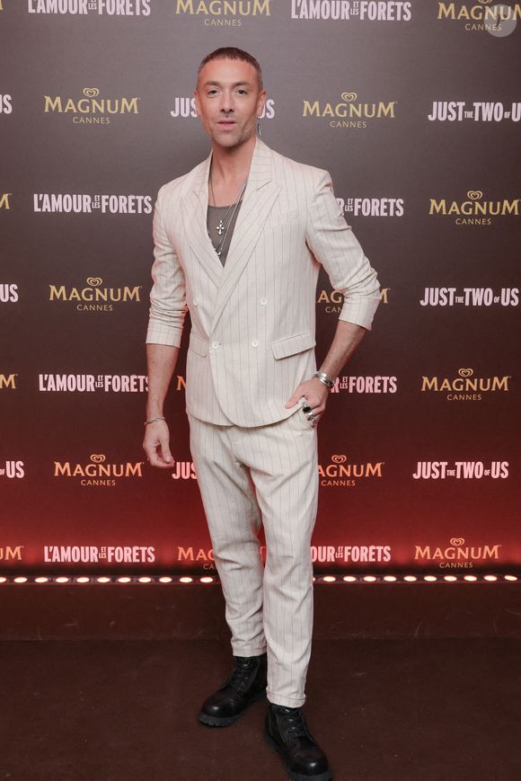Maxime Dereymez participe à la soirée L'Amour et les Forets qui se tient à la Plage Magnum le 24 mai 2023 à Cannes, France. Photo par David Boyer/ABACAPRESS.COM