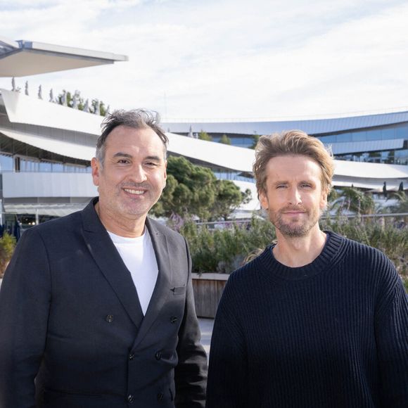 L'acteur et réalisateur français Philippe Lacheau lors du lancement des illuminations et festivités de Noël au centre commercial CAP 3000 aux côtés du nouveau directeur du centre Frédéric Llorca à Saint-Laurent-du-Var, France, le 20 novembre 2024. Photo by Shootpix/ABACAPRESS.COM