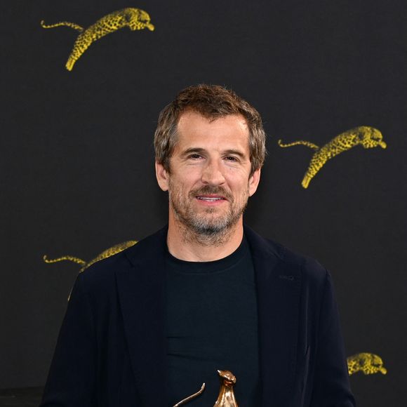 Mais, durant une compétition, à l'âge de 18 ans, il fait une lourde chute qui va changer sa vie. A l'époque, le cheval avait piétiné Guillaume Canet à ses pieds et ce dernier se retrouvait alors avec de graves blessures. "Je me suis cassé la moitié du corps".

Guillaume Canet, prix Excellence Award Davide Campari, lors de la 77ème Edition du Festival International du Film de Locarno. Le 7 août 2024
© Nick Zonna-IPA  / Zuma Press / Bestimage