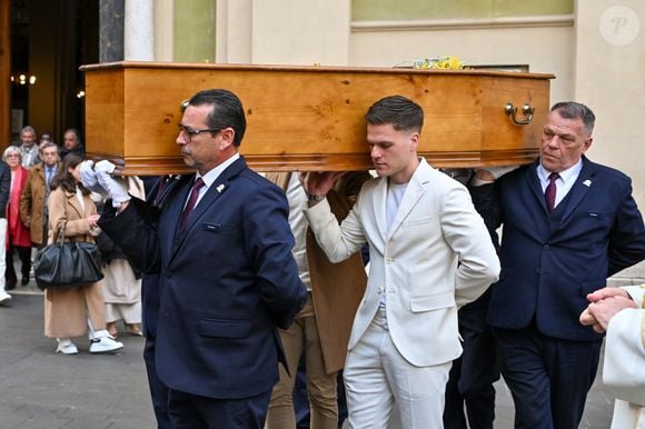 Elle a choisi une photo du cortège funèbre ainsi que la chanson "Le Paradis Blanc" de Michel Berger pour accompagner ces mots déchirants. 

Benjamin costume crème (petit-fils de E.Leclercq) porte le cercueil de la défunte à la sortie des obsèques d'Evelyne Leclercq en la cathédrale Sainte-Réparate de Nice, France, le 13 janvier 2026. © Bruno Bebert/Bestimage