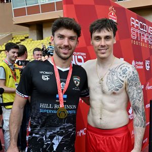 Pierre Gasly et Louis Ducruet (président des Barbagiuans) torse nu lors du match de football caritatif au stade Louis II de Monaco opposant les Barbagiuans aux pilotes de l'équipe Nazionale Piloti dans le cadre de la "Racing Stars Football Cup" le 3 juin 2026.
Depuis 35 ans, des pilotes automobiles participent chaque année à un match de football caritatif organisé à Monaco. Ce " match des pilotes " a accueilli tous les plus grands de la Formule 1, y compris Michael Schumacher. En 2025, une nouvelle mouture a vu le jour, la Racing Stars Football Cup, sous la houlette de Louis Ducruet, le fils de la princesse Stéphanie. Ce 3 juin 2026, avait lieu la deuxième édition de l'événement caritatif, organisé au profit de deux associations.
Les fonds récoltés lors de l'événement seront reversés à deux associations. La première est " Mercy Ships ", qui déploie des navires-hôpitaux afin d'offrir des soins chirurgicaux gratuits en Afrique. La seconde association est " Les Soins de l'espoir ", qui est engagée auprès d'enfants et d'adultes défavorisés en Asie du Sud-Est, notamment au Vietnam.
Les Barbagiuans ont remporté le match 6 - 2

© Bruno Bebert / Bestimage