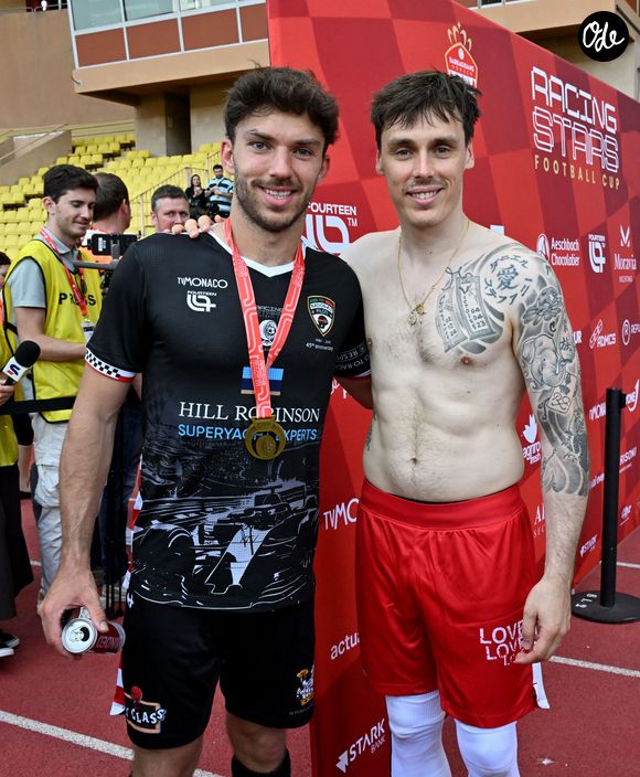 Pierre Gasly et Louis Ducruet (président des Barbagiuans) torse nu lors du match de football caritatif au stade Louis II de Monaco opposant les Barbagiuans aux pilotes de l'équipe Nazionale Piloti dans le cadre de la "Racing Stars Football Cup" le 3 juin 2026.
Depuis 35 ans, des pilotes automobiles participent chaque année à un match de football caritatif organisé à Monaco. Ce " match des pilotes " a accueilli tous les plus grands de la Formule 1, y compris Michael Schumacher. En 2025, une nouvelle mouture a vu le jour, la Racing Stars Football Cup, sous la houlette de Louis Ducruet, le fils de la princesse Stéphanie. Ce 3 juin 2026, avait lieu la deuxième édition de l'événement caritatif, organisé au profit de deux associations.
Les fonds récoltés lors de l'événement seront reversés à deux associations. La première est " Mercy Ships ", qui déploie des navires-hôpitaux afin d'offrir des soins chirurgicaux gratuits en Afrique. La seconde association est " Les Soins de l'espoir ", qui est engagée auprès d'enfants et d'adultes défavorisés en Asie du Sud-Est, notamment au Vietnam.
Les Barbagiuans ont remporté le match 6 - 2

© Bruno Bebert / Bestimage