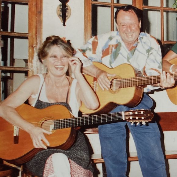 Les téléspectateurs de M6 le connaissaient très bien.

Pierre Coville et Brigitte Bardot

Page Facebook de Bernard Delattre