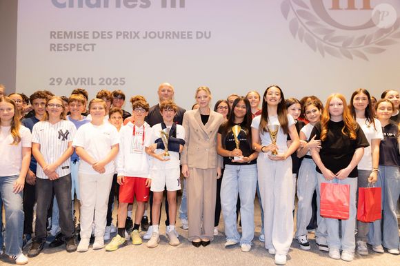 Charlene de Monaco a pu rencontrer près de 300 collégiens

La princesse Charlène de Monaco avec William Servat, l'entraîneur du XV de France - La princesse C.de Monaco, en compagnie de son frère G.Wittstock, participe à la remise des prix de la "Journée du respect" au collège Charles III à Monaco, le 29 avril 2025. © Olivier Huitel / Pool Monaco / Bestimage