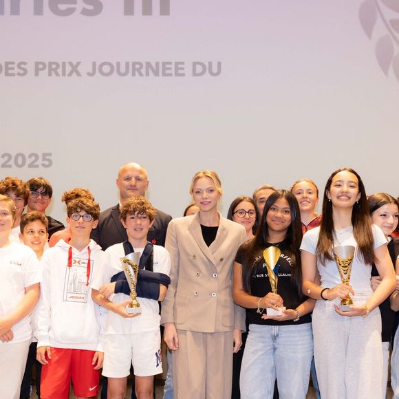 Charlene de Monaco a pu rencontrer près de 300 collégiens

La princesse Charlène de Monaco avec William Servat, l'entraîneur du XV de France - La princesse C.de Monaco, en compagnie de son frère G.Wittstock, participe à la remise des prix de la "Journée du respect" au collège Charles III à Monaco, le 29 avril 2025. © Olivier Huitel / Pool Monaco / Bestimage