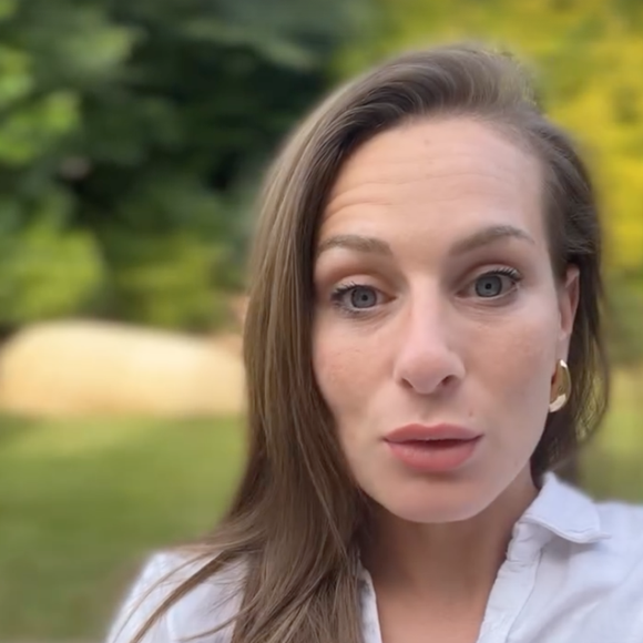 Ce choix raisonné s’explique aussi par des dépenses importantes engagées dans la rénovation de la maison de son père, récemment rachetée.


Story Instagram de @madame.santoro.