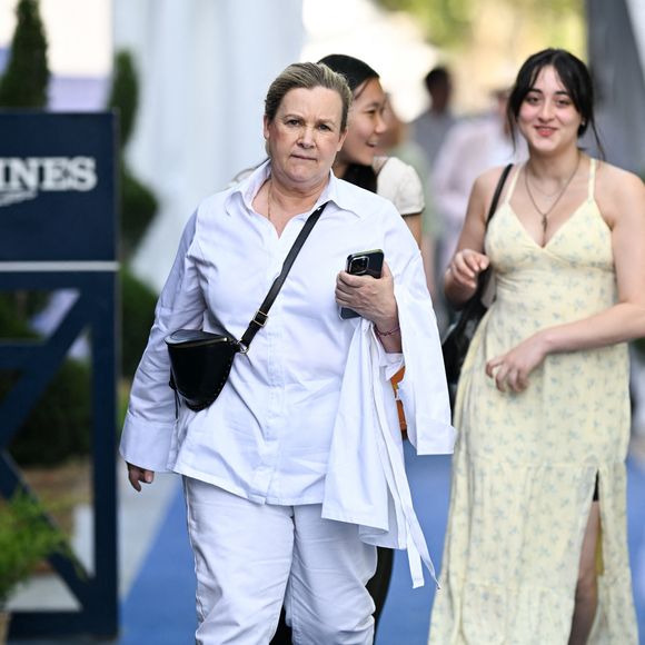Exclusif - Hélène Darroze dans la tente VIP lors du Longines Paris Eiffel Jumping au pied de la Tour Eiffel sur le Champ-de-Mars à Paris, France, le 21 juin 2025.

© Perusseau-Veeren/Bestimage