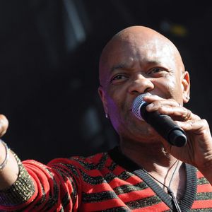 "Je viens de tomber sur le clip des Démons de minuit de Julien Doré, confie Mario Ramsamy, le 3 décembre 2024, sur son compte Instagram. Encore une reprise... Pas réussie, pour moi."
Mario Ramsamy du groupe Emile and Image se produit lors de la 62ème édition 'Des Foires En Champagne' à Troyes, France le 29 mai 2009.