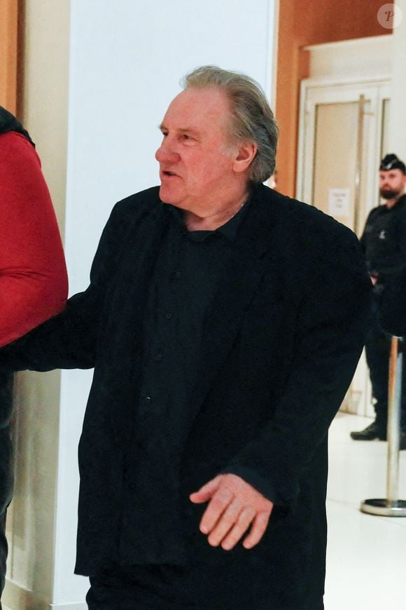 Gérard Depardieu à son procès pour agressions sexuelles sur deux femmes lors d'un tournage de film en 2021, au tribunal correctionnel de Paris, France, le 27 mars 2025. Depardieu, 76 ans, qui a réalisé plus de 200 films et séries télévisées, a été accusé de comportement inapproprié par une vingtaine de femmes, mais c'est la première affaire à être jugée. Les deux plaignantes - Amélie, 54 ans, décoratrice, et Sarah (nom modifié), 34 ans, assistante réalisatrice - allèguent une agression sexuelle lors du tournage en 2021 de « Les Volets Verts » du réalisateur Jean Becker. © Christophe Clovis/Bestimage
