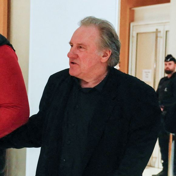 Gérard Depardieu à son procès pour agressions sexuelles sur deux femmes lors d'un tournage de film en 2021, au tribunal correctionnel de Paris, France, le 27 mars 2025. Depardieu, 76 ans, qui a réalisé plus de 200 films et séries télévisées, a été accusé de comportement inapproprié par une vingtaine de femmes, mais c'est la première affaire à être jugée. Les deux plaignantes - Amélie, 54 ans, décoratrice, et Sarah (nom modifié), 34 ans, assistante réalisatrice - allèguent une agression sexuelle lors du tournage en 2021 de « Les Volets Verts » du réalisateur Jean Becker. © Christophe Clovis/Bestimage