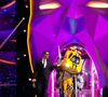 "Oh, personne ne l'avait vu venir...", a alors constaté Camille Combal.
Le Bolide, Deuxième prime de Mask Singer, capture d'écran TF1