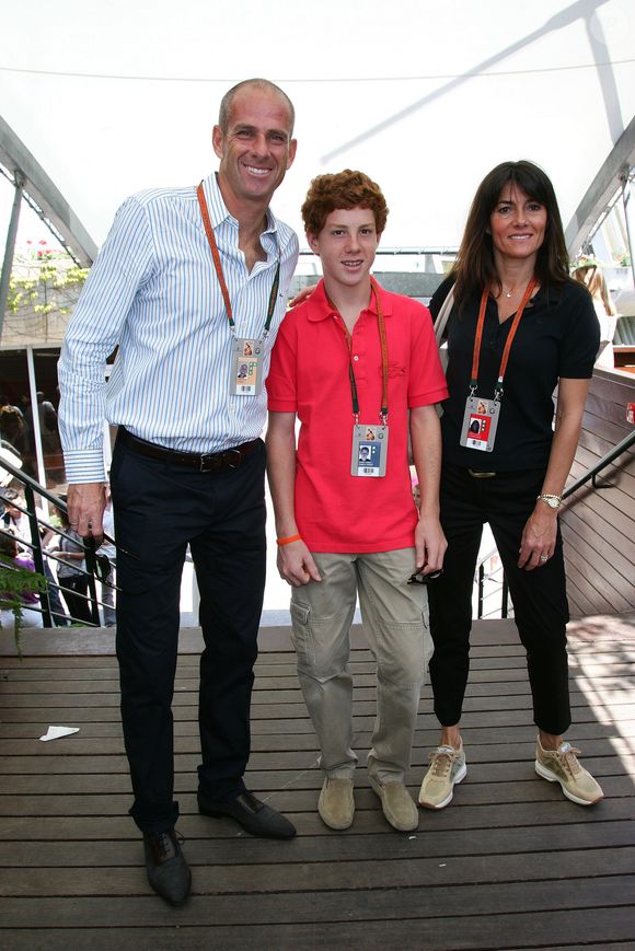 Ils sont actuellement à Val d’Isère pour les vacances

Archives - Guy Forget avec sa femme Isabelle et leur fils Thibault aux internationaux de tennis de Roland Garros le 23 mai 2010.