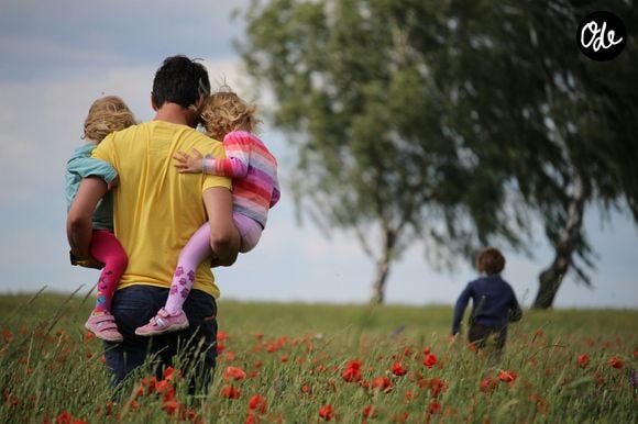 Participer aux préparatifs de la rentrée favorise progressivement leur confiance et leur autonomie.

Photo prise par Juliane Liebermann / Unsplash