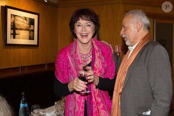Exclusif - Prix Spécial - Anny Duperey accueille Francis Perrin à son arrivée - Francis Perrin fête ses 50 ans de carrière au restaurant La Coupole entouré de ses amis après avoir donné une représentation de "Molière Malgré Moi" au théâtre de la Gaîté-Montparnasse à Paris le 18 juin 2016.
© Romuald Meigneux / Bestimage