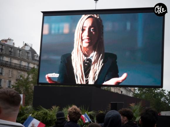 Dans une interview accordée à "Libération" le 25 septembre, la jeune artiste revendique sa foi et explique que celle-ci accompagne ses décisions et son quotidien.

La prestation de Monroe à l'Eurovision est diffusée sur la Place de la Bastille, à Paris, à l’occasion de 70ème édition du concours, le 16 mai 2026.

© Théo Castillon / Bestimage