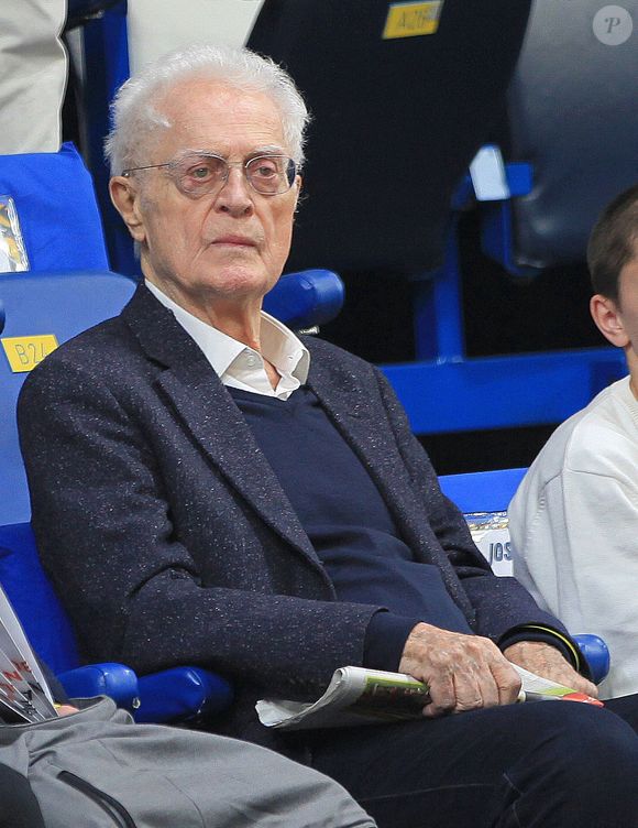 Lionel Jospin assiste au match de Basketball entre Metropolitans 92 et Gravelines au Palais des Sports Marcel Cerdan à Levallois Perret le 30 avril 2023.