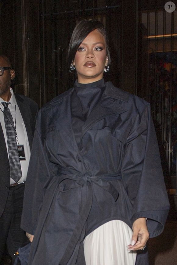 New York, NY – Après la cérémonie des CFDA Fashion Awards 2025, Rihanna et A$AP Rocky ont été aperçus se rendant dîner au restaurant italien haut de gamme ALBA à New York, pour célébrer la victoire de Rocky, récompensé du prix Fashion Icon Award.

Backgrid USA / Bestimage