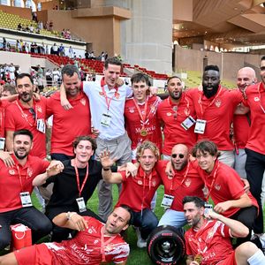 Ce triomphe profitera à la bonne cause : les fonds récoltés seront intégralement reversés aux associations Mercy Ships et Les Soins de l'Espoir.

Louis Ducruet (président des Barbagiuans) et une partie du Staff de son équipe lors du match de football caritatif au stade Louis II de Monaco opposant les Barbagiuans aux pilotes de l'équipe Nazionale Piloti dans le cadre de la "Racing Stars Football Cup" le 3 juin 2026.

© Bruno Bebert / Bestimage