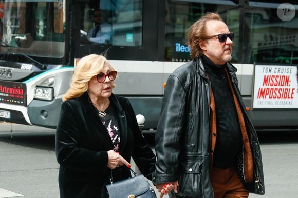 Nicoletta et son mari Jean-Christophe aux arrivées aux obsèques du producteur Humbert Ibach (Mémé Ibach), figure du disque et de la TV des années 70/90, en l’église Notre Dame d’Auteuil à Paris, France, le 12 mai 2025. © Christophe Clovis/Bestimage