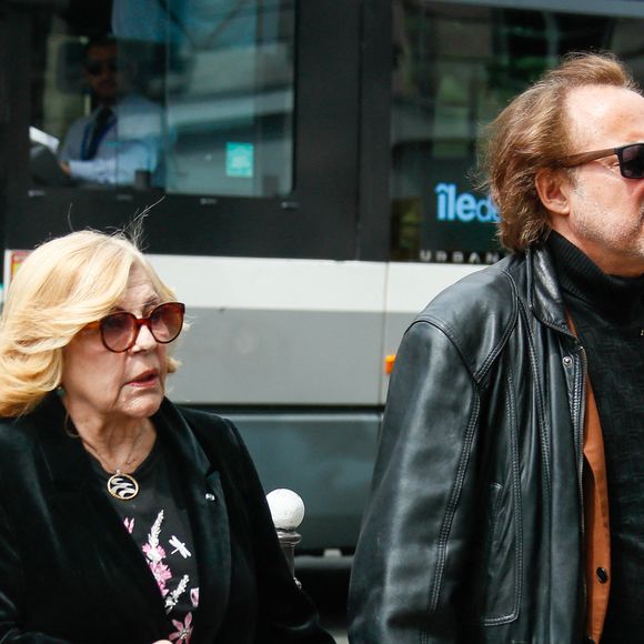 Nicoletta et son mari Jean-Christophe aux arrivées aux obsèques du producteur Humbert Ibach (Mémé Ibach), figure du disque et de la TV des années 70/90, en l’église Notre Dame d’Auteuil à Paris, France, le 12 mai 2025. © Christophe Clovis/Bestimage