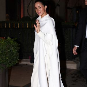 À son arrivée au défilé, elle a opté pour une tenue blanche d’une élégance sobre : un ensemble fluide composé d’un haut drapé et d’un pantalon ample...

Meghan Markle a été aperçue lors d'une apparition glamour à Paris, en France, le 4 octobre 2025.  Photo by Aissaoui Nacer/Splash News/ABACAPRESS.COM