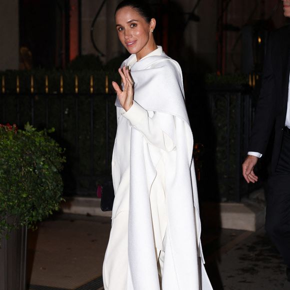 À son arrivée au défilé, elle a opté pour une tenue blanche d’une élégance sobre : un ensemble fluide composé d’un haut drapé et d’un pantalon ample...

Meghan Markle a été aperçue lors d'une apparition glamour à Paris, en France, le 4 octobre 2025.  Photo by Aissaoui Nacer/Splash News/ABACAPRESS.COM