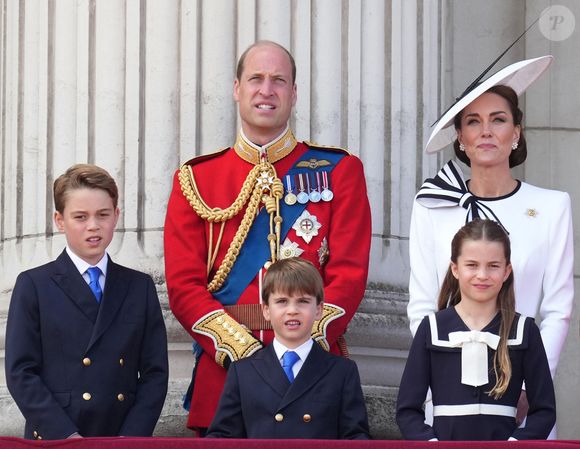 Le prince William, prince de Galles, Catherine Kate Middleton, princesse de Galles, le prince George, le prince Louis et la princesse Charlotte - Les membres de la famille royale britannique au balcon du Palais de Buckingham lors de la parade militaire "Trooping the Colour" à Londres le 15 juin 2024

© Julien Burton / Bestimage