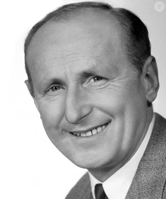 Quarante ans après la disparition de Bourvil, Bonsaï Music lui rendait hommage en publiant une compilation de cent chansons...
Abaca