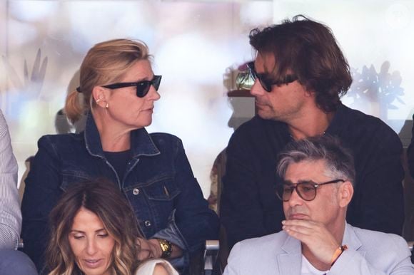 Bertrand Chameroy, Anne-Elisabeth Lemoine - Célébrités dans les tribunes de la finale homme des Internationaux de France de tennis de Roland Garros 2024 à Paris le 9 juin 2024. © Jacovides-Moreau/Bestimage