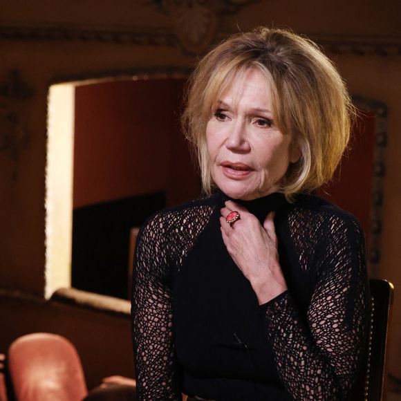 Exclusif - Clémentine Célarié lors de l'enregistrement de l'émission "Olympiascope" au théâtre Antoine, présentée par B.Montiel et diffusée le 2 mai 2025 sur Olympia TV, au théâtre Antoine à Paris, France, le 18 février 2025. © Denis Guignebourg/Bestimage