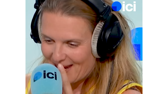 "Je ne vais pas y arriver" : Une animatrice radio emblématique craque à l’antenne pour sa dernière, son invitée a la meilleure réaction