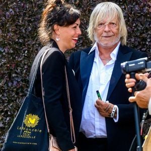 Le chanteur Renaud (Renaud Séchan) et sa compagne Cerise (de son vrai prénom Christine) - Mariage d'Hugues Aufray et de Murielle Mégevand à la mairie de Marly-Le Roy, France, le 2 septembre 2023.