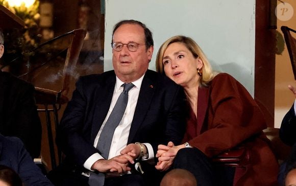 Semi-exclusif - François Hollande et sa femme Julie Gayet assistent au match opposant C. Alcaraz à S. Tsitsipas lors des Internationaux de France de tennis de Roland Garros 2024 à Paris le 4 juin 2024. © Jacovides-Moreau/Bestimage