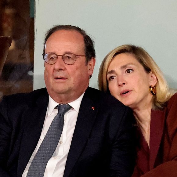 Semi-exclusif - François Hollande et sa femme Julie Gayet assistent au match opposant C. Alcaraz à S. Tsitsipas lors des Internationaux de France de tennis de Roland Garros 2024 à Paris le 4 juin 2024. © Jacovides-Moreau/Bestimage