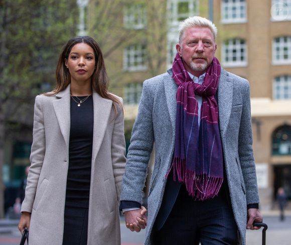 Sur Instagram, il a partagé plusieurs photos mêlant moments publics et instants plus intimes, notamment une image touchante où il porte sa fille dans les bras. 

Boris Becker, son fils Elias Balthasar et sa compagne Lilian de Carvahlo Monteiro arrivent au tribunal à Londres, le 7 avril 2022. Photo par Bestimage