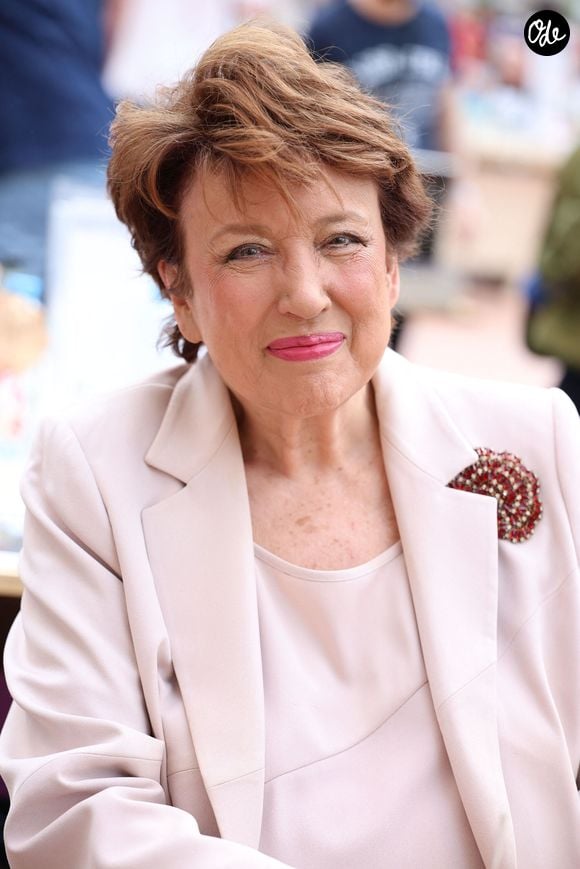 Roselyne Bachelot lui a notamment écrit : "Chérie prends bien soin de toi ! On t’aime", tandis que Maxime Dereymez lui a souhaité un prompt rétablissement.

Roselyne Bachelot assite au 5ème festival du Livre de Paris au Grand Palais à Paris, France, le 18 avril 2026.

© Denis Guignebourg/Bestimage