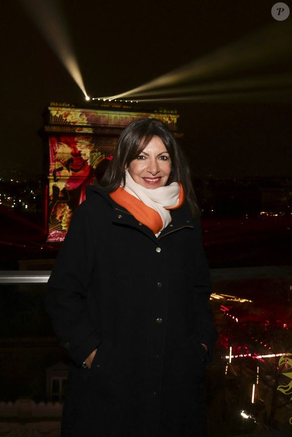 Même si les critiques sont parfois venues de son propre camp : "Après les JO, le PS, mon parti, a félicité absolument tous les organisateurs sauf la maire de Paris. Sympa, non ?"
Anne Hidalgo, en backstage de l’émission "La grande soirée du 31 décembre de Paris" diffusée sur France 2 sur les Champs-Elysées à Paris, France, le 31 décembre 2024.  © Clovis-Tribeca/Bestimage