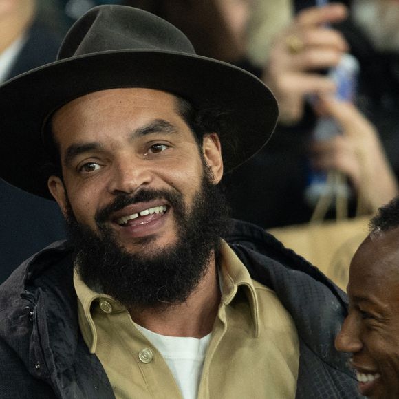 Joakim Noah et Brice Tchaga - Célébrités dans les tribunes lors du match de Ligue des Champions entre le Paris Saint Germain contre Tottenham Hotspur Football Club (5-3) au Parc des Princes à Paris le 26 novembre 2025. © Cyril Moreau/Bestimage