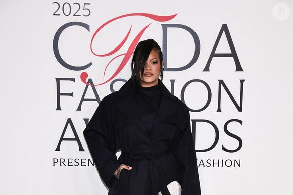 Rihanna sur le tapis rouge des CFDA Fashion Awards 2025 au Musée américain d'histoire naturelle à New York, NY, le 3 novembre 2025. Photo par Anthony Behar/SPUS/ABACAPRESS.COM