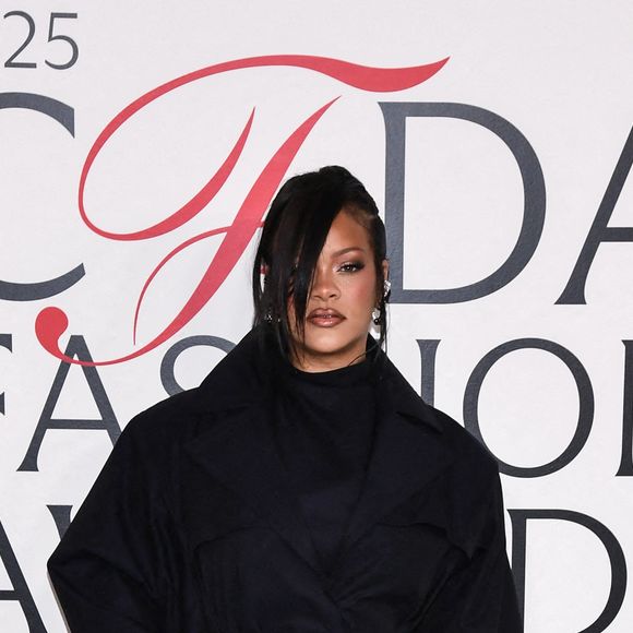 Rihanna sur le tapis rouge des CFDA Fashion Awards 2025 au Musée américain d'histoire naturelle à New York, NY, le 3 novembre 2025. Photo par Anthony Behar/SPUS/ABACAPRESS.COM