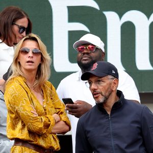 Roschdy Zem et sa compagne Sarah Lavoine en tribunes des Internationaux de France de tennis de Roland Garros 2023 à Paris le 11 juin 2023. © Jacovides-Moreau/Bestimage