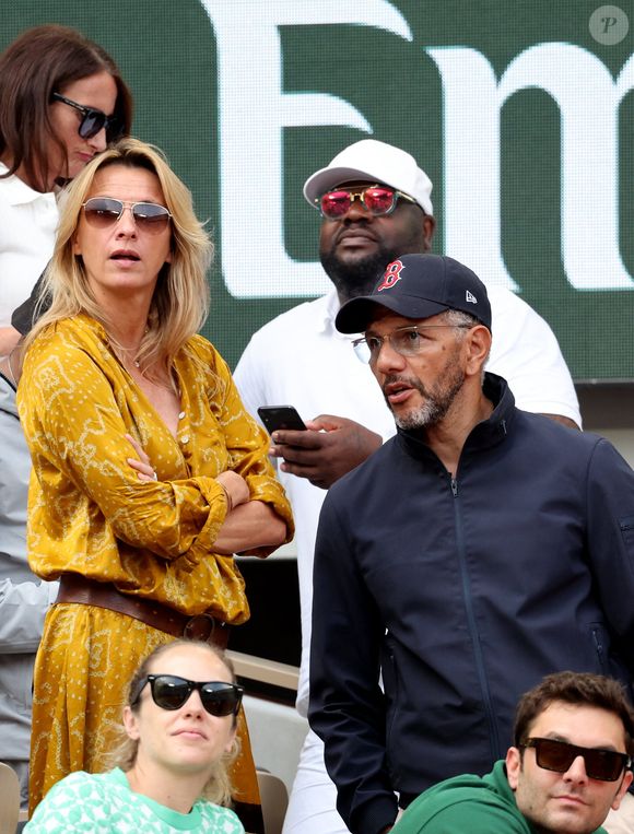 Roschdy Zem et sa compagne Sarah Lavoine en tribunes des Internationaux de France de tennis de Roland Garros 2023 à Paris le 11 juin 2023. © Jacovides-Moreau/Bestimage