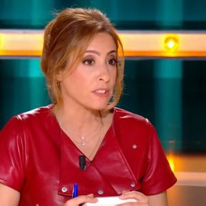 Léa Salamé dans "Quelle époque !" sur France 2 le 3 mai 2025.