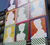 L’œuvre met en scène neuf figures féminines historiques liées à la maison et à son patrimoine joaillier. 

Installation de l'oeuvre de Jean-Charles de Castelbajac, intitulée "Joyeux Joyaux", sur la façade de la maison de joaillerie Mellerio, à Paris le 22 mai 2026.
© Lou-Line Cottard / Bestimage