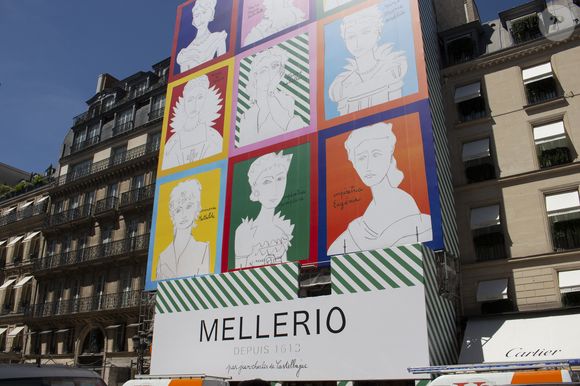 L’œuvre met en scène neuf figures féminines historiques liées à la maison et à son patrimoine joaillier. 

Installation de l'oeuvre de Jean-Charles de Castelbajac, intitulée "Joyeux Joyaux", sur la façade de la maison de joaillerie Mellerio, à Paris le 22 mai 2026.
© Lou-Line Cottard / Bestimage