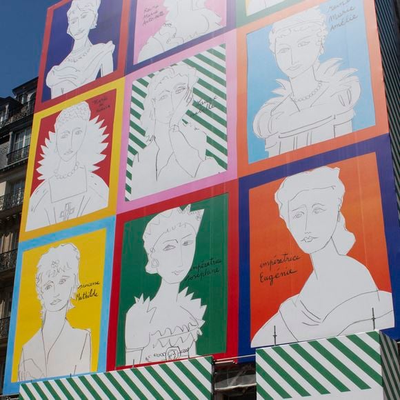 L’œuvre met en scène neuf figures féminines historiques liées à la maison et à son patrimoine joaillier. 

Installation de l'oeuvre de Jean-Charles de Castelbajac, intitulée "Joyeux Joyaux", sur la façade de la maison de joaillerie Mellerio, à Paris le 22 mai 2026.
© Lou-Line Cottard / Bestimage