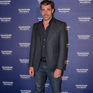 Ce choix lui permet également d'être proche de son fils Joseph, né de sa relation avec Jenifer, qui vit elle aussi sur l'île.
Thierry Neuvic au photocall de la cérémonie de clôture de la 5ème Champs Elysées FIlm Festival à Paris, le 14 juin 2016.
© CVS-Veeren/Bestimage