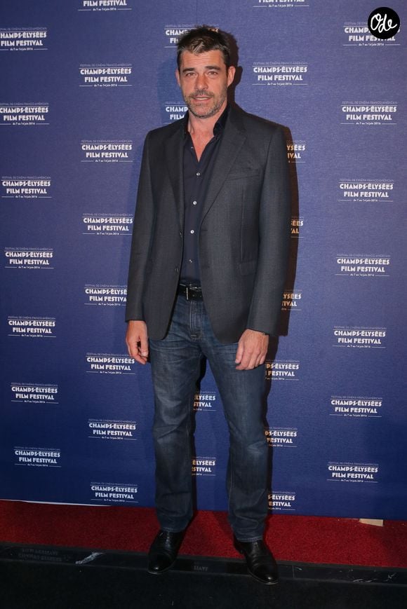 Ce choix lui permet également d'être proche de son fils Joseph, né de sa relation avec Jenifer, qui vit elle aussi sur l'île.

Thierry Neuvic au photocall de la cérémonie de clôture de la 5ème Champs Elysées FIlm Festival à Paris, le 14 juin 2016.

© CVS-Veeren/Bestimage
