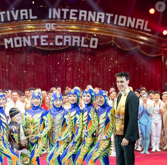 Louis Ducruet remet le « Junior d’Or » à la troupe « Bud-X Roses » - Soirée de clôture du 47ème Festival International du Cirque de Monte-Carlo sous le chapiteau de Fontvieille à Monaco, le 21 janvier 2025. © Olivier Huitel / Pool Monaco / Bestimage