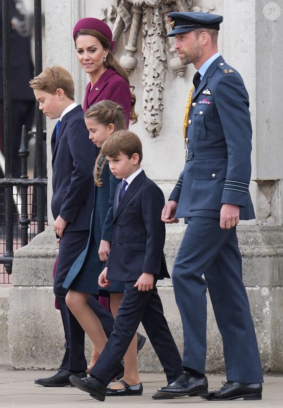Pour l'occasion, la famille royale britannique était réunie aux abords du palais de Buckingham

Catherine (Kate) Middleton, princesse de Galles, Le prince George de Galles, La princesse Charlotte de Galles, Le prince Louis de Galles, Le prince William, prince de Galles  lors des commémorations saluant l'action des vétérans britanniques lors de la Seconde guerre mondiale au palais de Buckingham le 5 mai 2025© Julien Burton / Bestimage